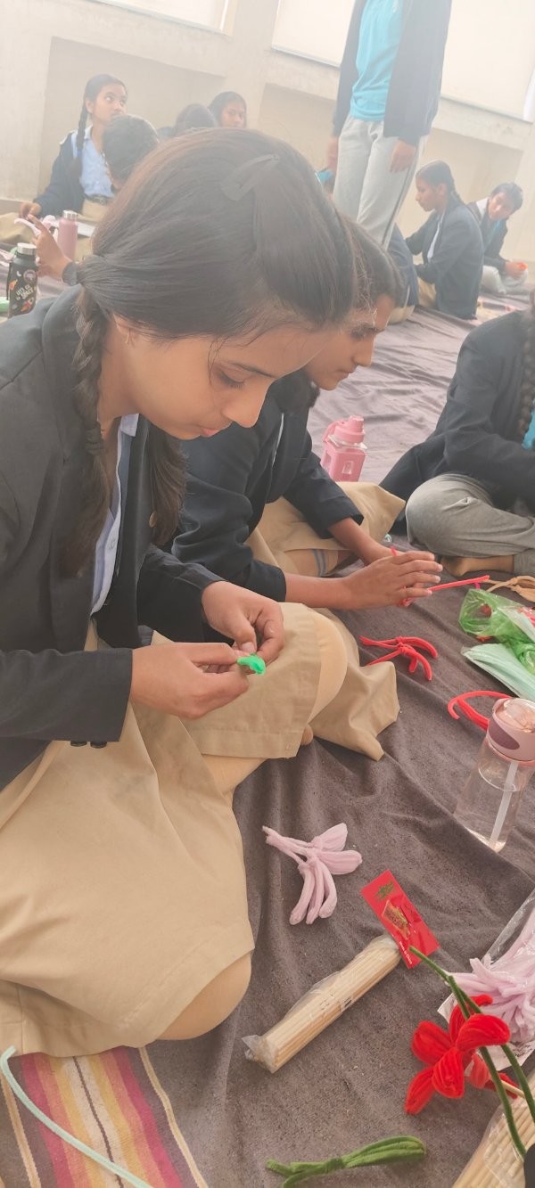 Pipe Cleaner Bouquet Making Workshop - 2026 at Podar school Khadgaon Ring Road, Latur - image 5