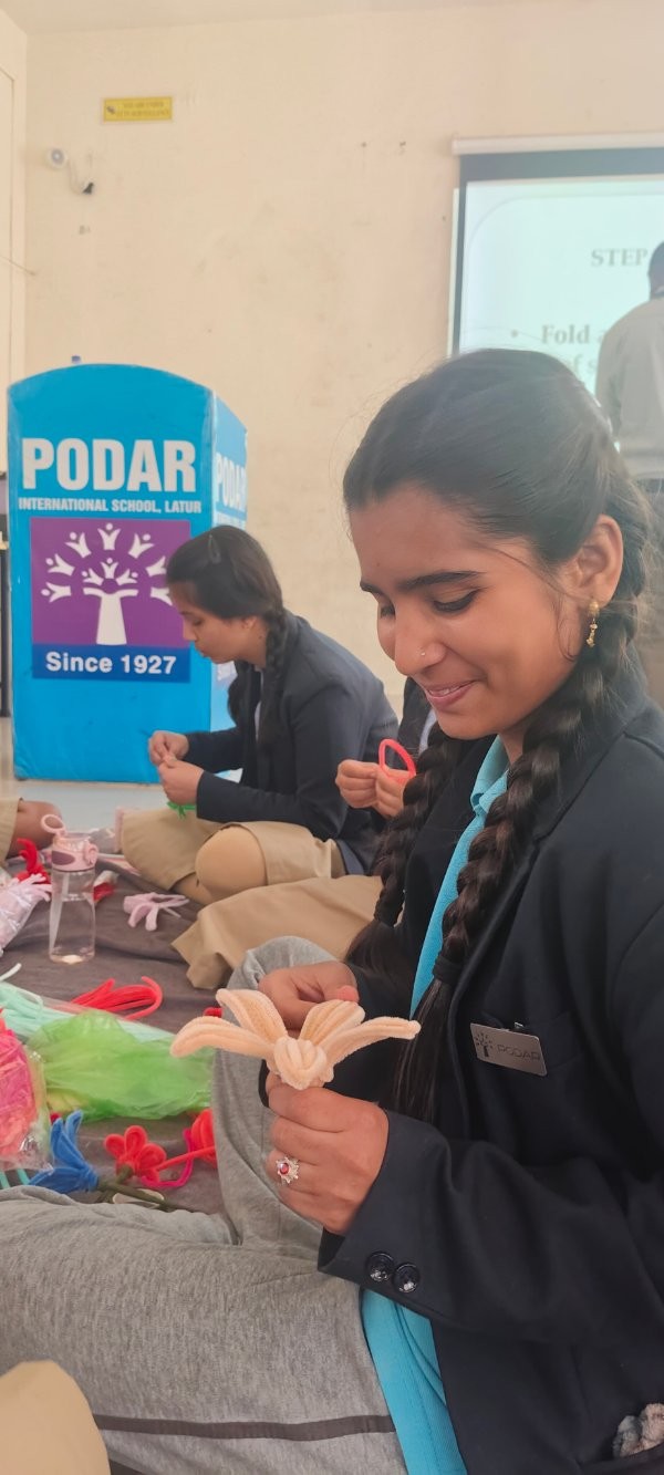 Pipe Cleaner Bouquet Making Workshop - 2026 at Podar school Khadgaon Ring Road, Latur - image 7