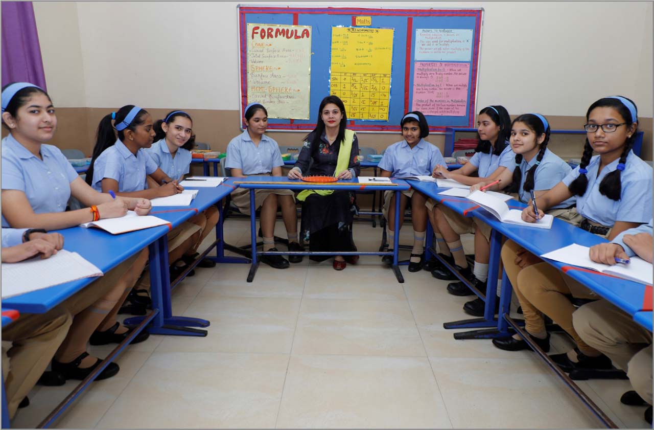 What communication skills are nurtured in CBSE schools in Ratlam?