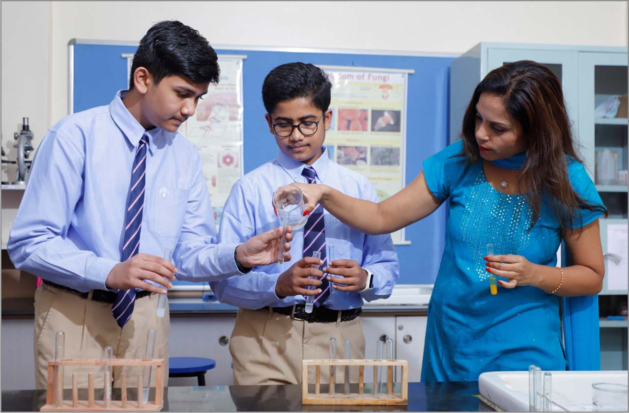 How do CBSE schools in Bhavnagar teach problem-solving through science?
