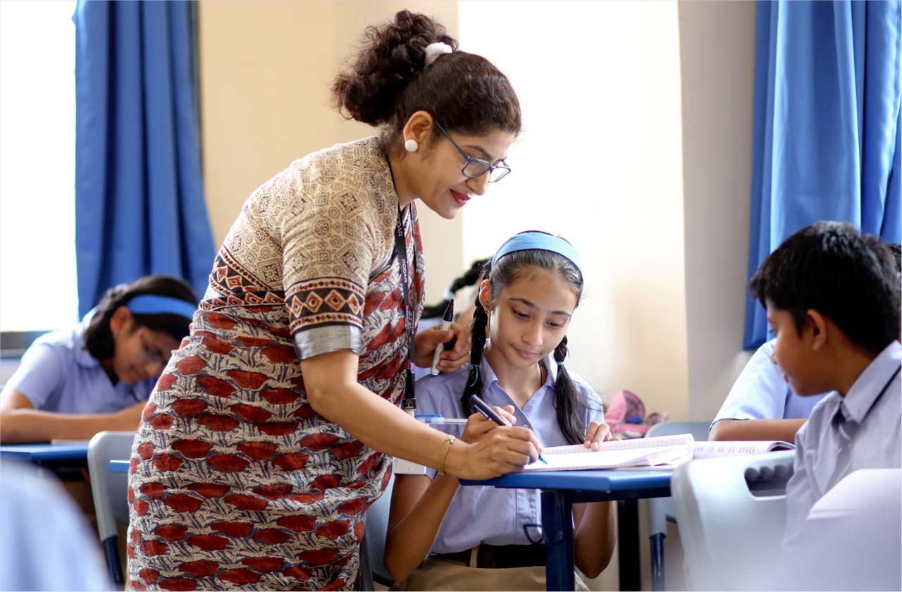 Teacher giving constructive feedback to a student – ??A teacher discussing a student